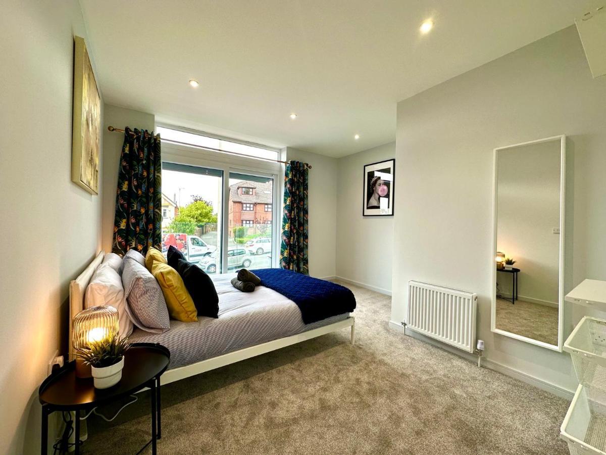 Stunning Brand New House - Sleeps 6 - Free Parking - Great Location - Fast Wifi - Smart Tv - Close To Poole & Bournemouth & Sandbanks Bagian luar foto
